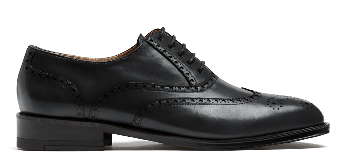 Brogues in black leather