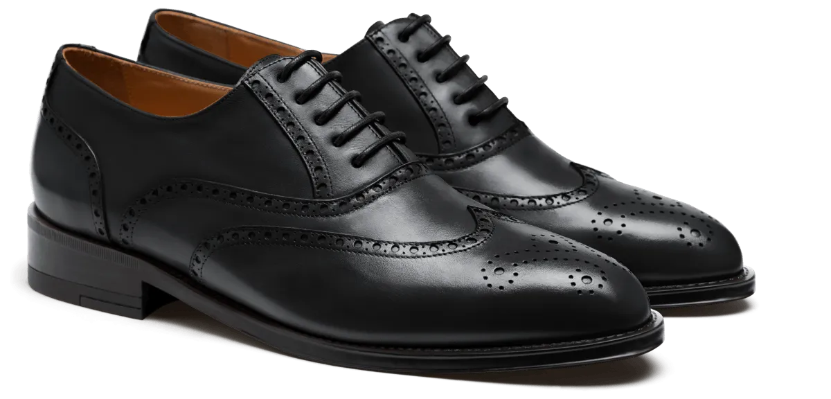 Brogues in black leather