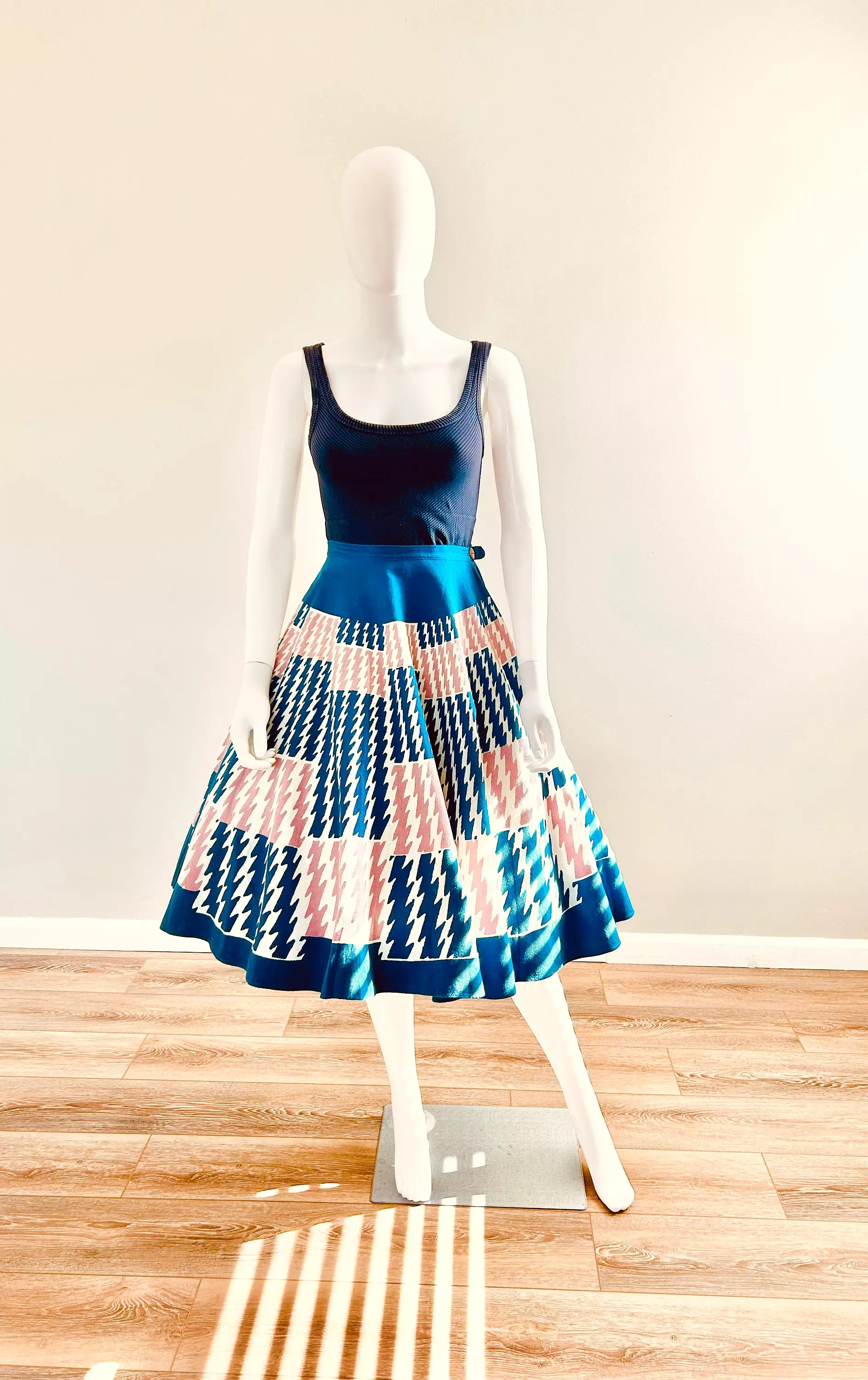 Vintage 1950s Circle Skirt / 50s retro houndstooth print skirt / Size XS